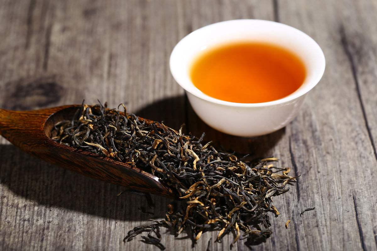 红茶属于全发酵茶类,是以茶树的芽叶为原料,过萎凋,揉捻(切),发酵